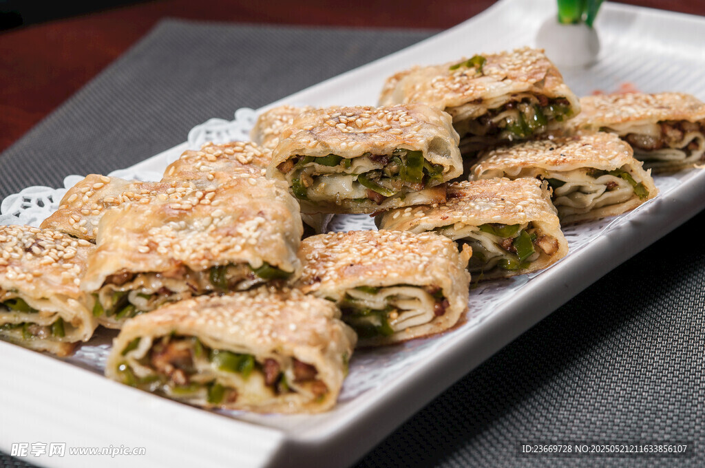 美味蔬菜煎饼整齐摆盘中