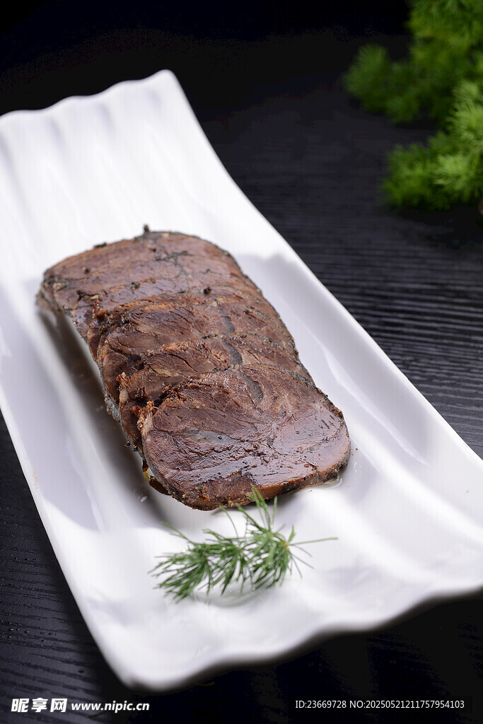 美味牛排摆盘精致