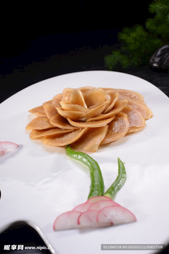 精美摆盘的特色叠层美食