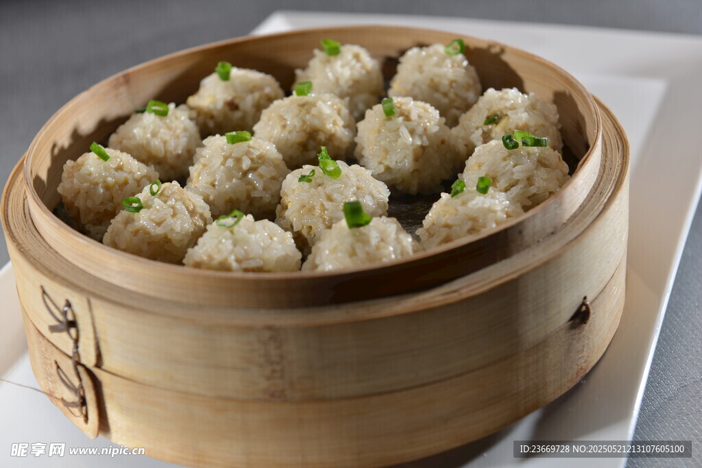 竹笼里的美味糯米肉丸