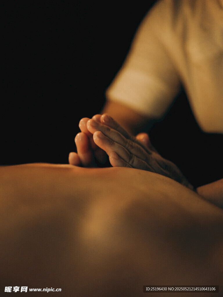 专业按摩师进行背部按摩