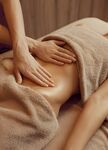 女性享受腹部按摩服务