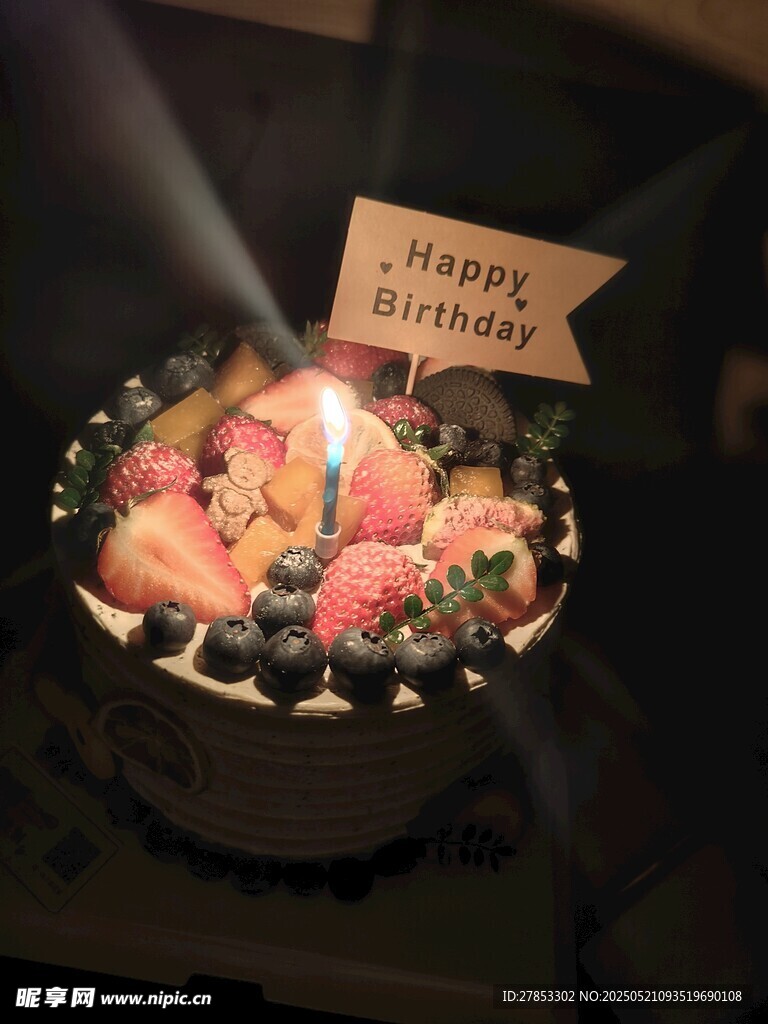 生日蛋糕点亮温馨时刻