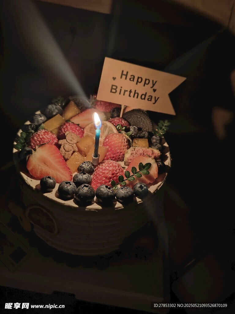 生日蛋糕点亮温馨时刻