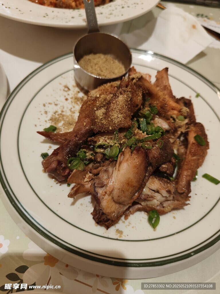 美味烤鸡配饭与蘸料