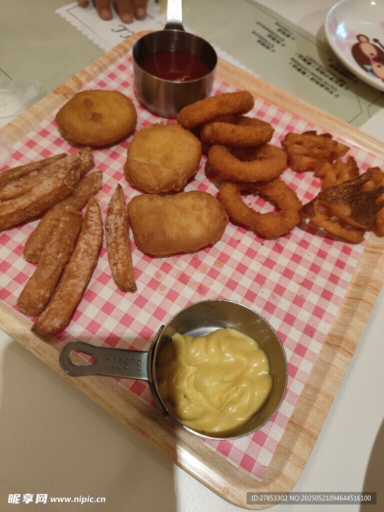 美味油炸小吃拼盘