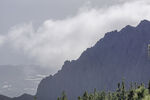 云雾缭绕的巍峨山峰
