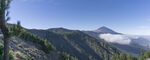 山间美景远眺云雾缭绕山峰