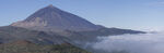 云雾缭绕的巍峨山峰