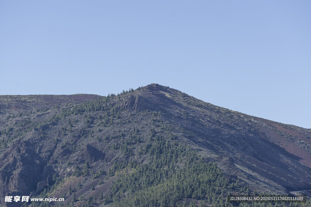 青山蓝天间的秀丽山峰