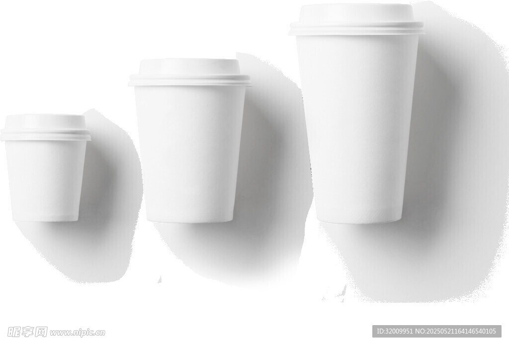 三个白色一次性咖啡杯