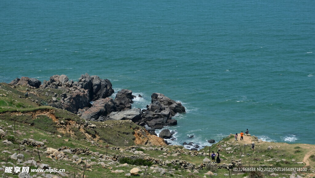 海岸边的嶙峋礁石与碧海