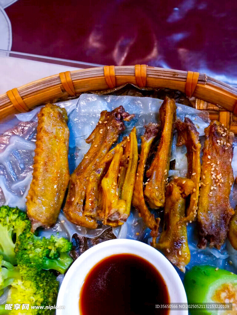 香酥炸物配蘸料美味诱人