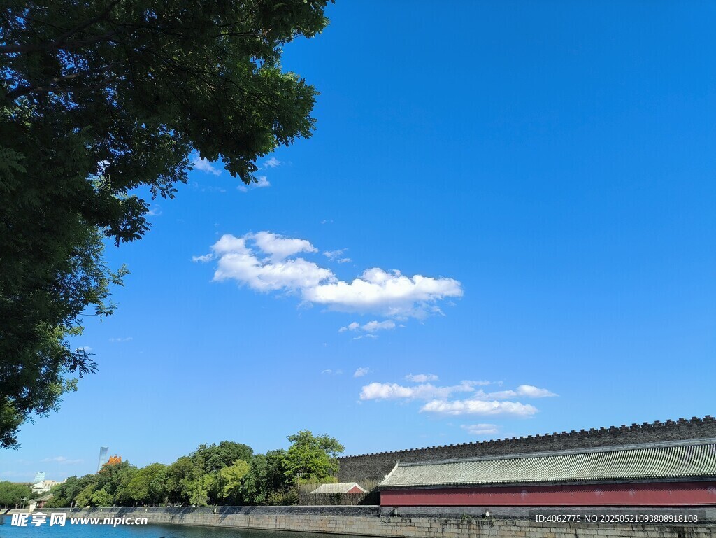 蓝天绿树映衬下的古建筑 