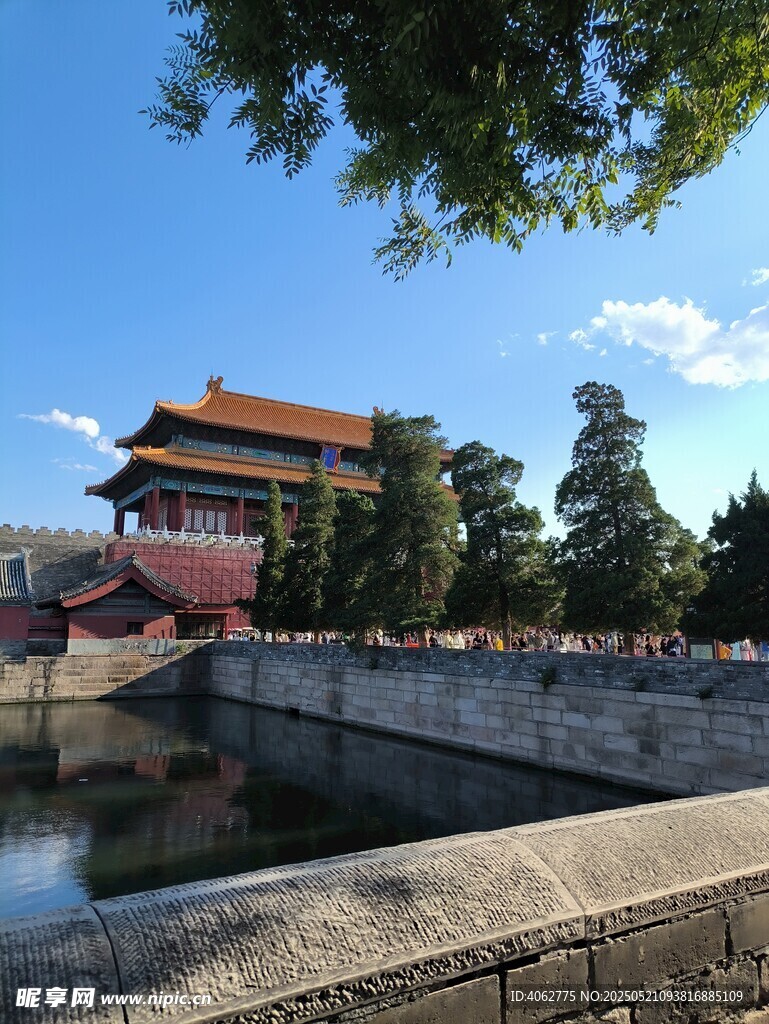 故宫角楼旁的静谧水景 神武门