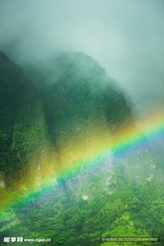 山间彩虹现美景