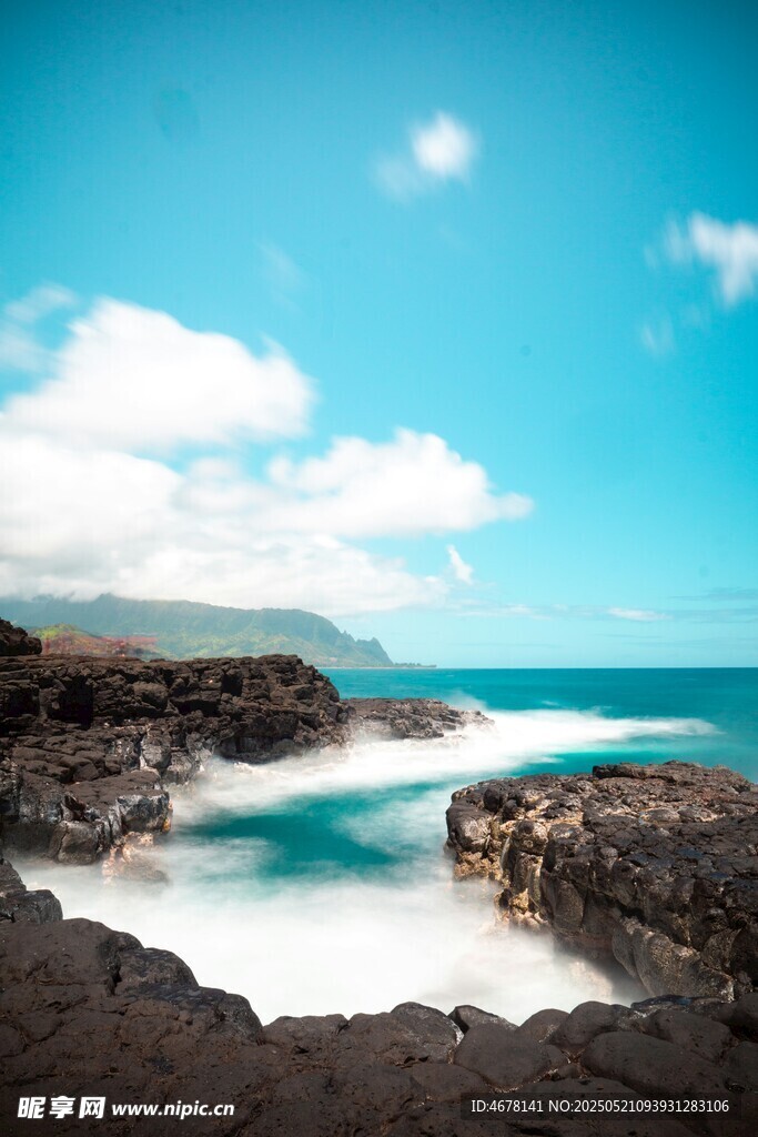 海边礁石与蔚蓝大海美景