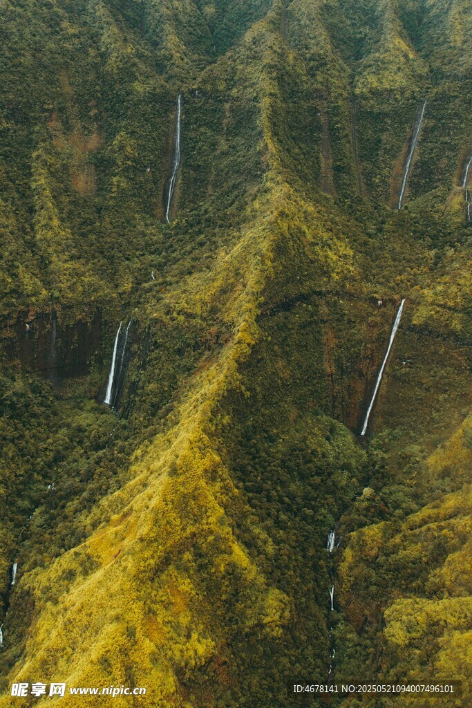 秋日山林输电线路景观