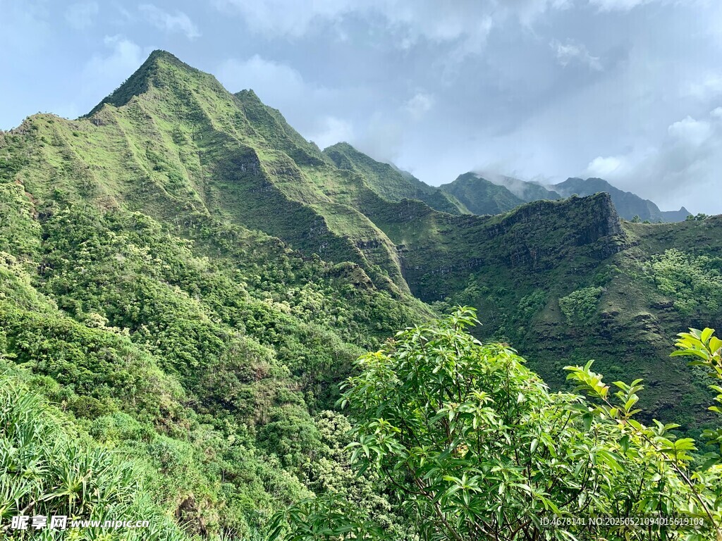 翠绿山峦间的自然美景