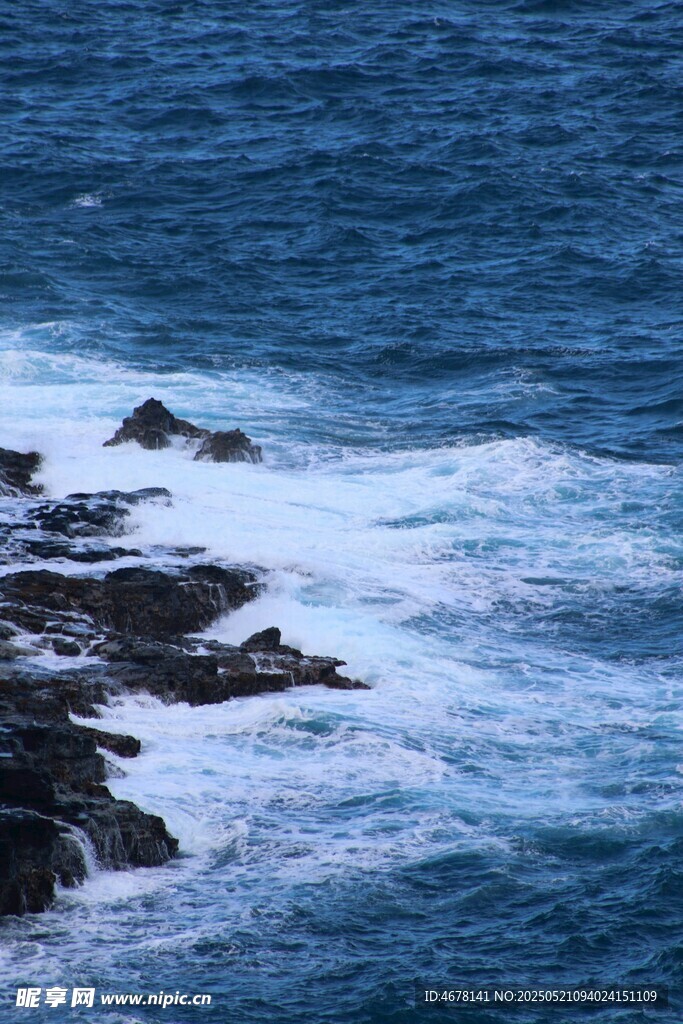 海浪拍击礁石的壮阔景象
