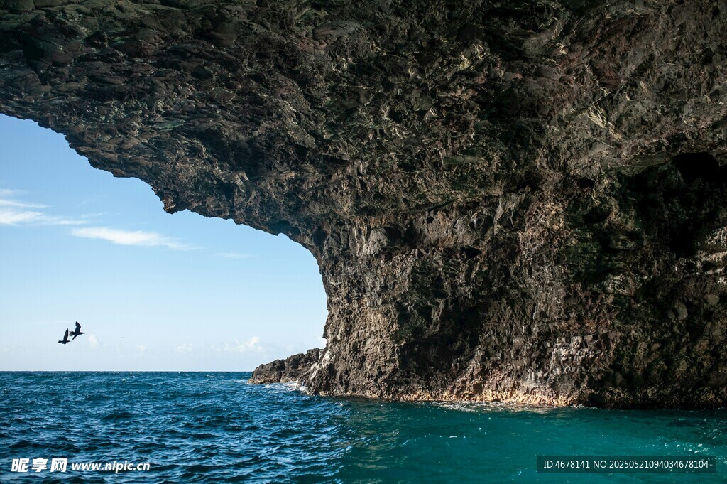海边岩洞下的碧蓝海水