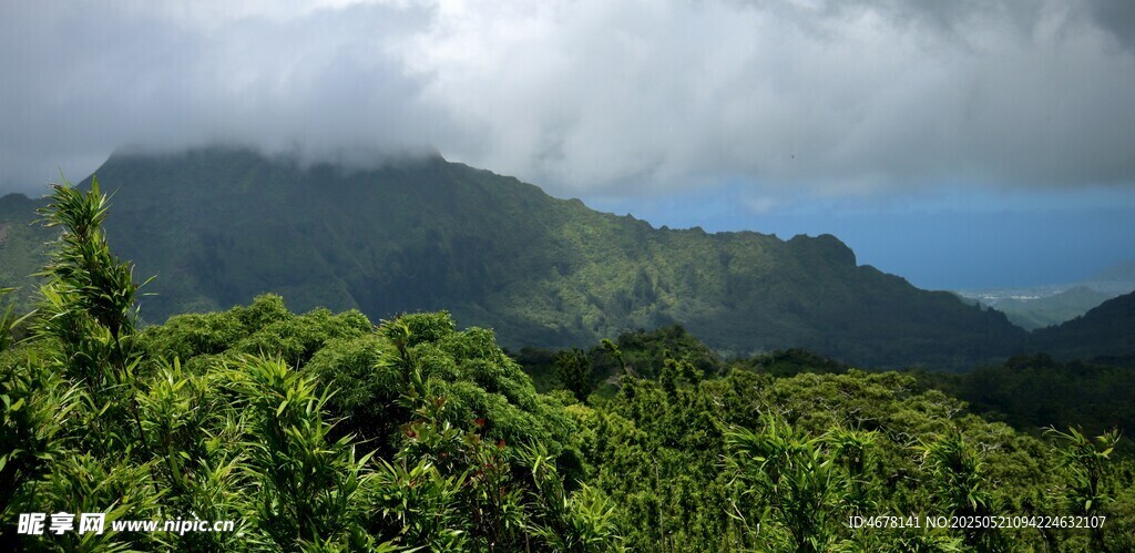 翠绿山峦间的壮阔自然景观