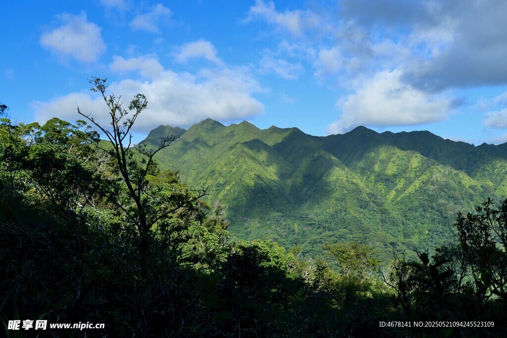 青山蓝天间的自然美景