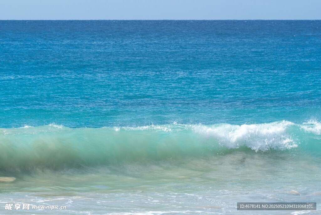 蓝色海浪拍打海岸美景