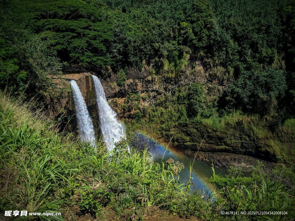山间瀑布绿意环绕美景