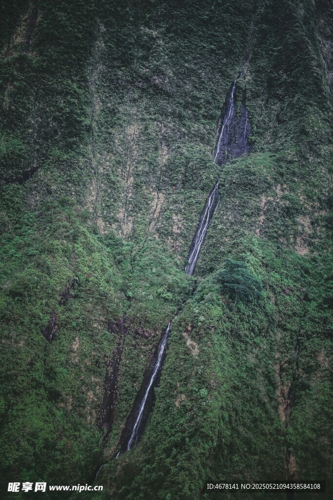 山间瀑布穿行于葱郁植被