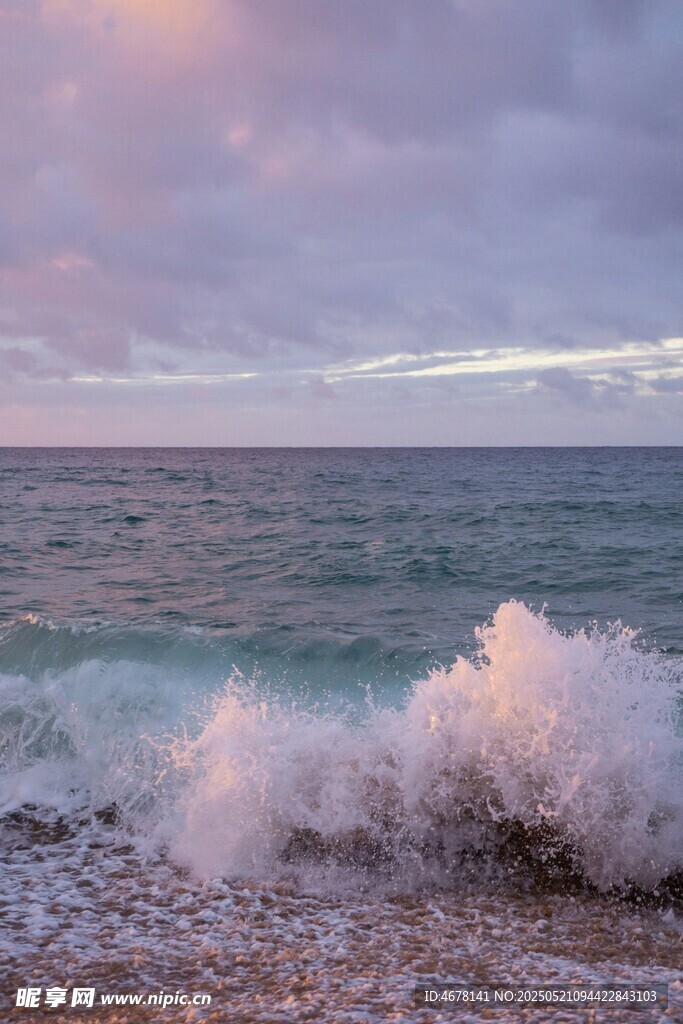 海边日落海浪翻涌美景