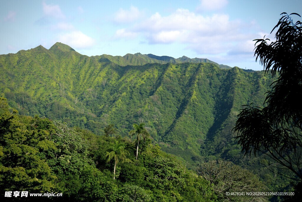 翠绿山峦间的自然美景