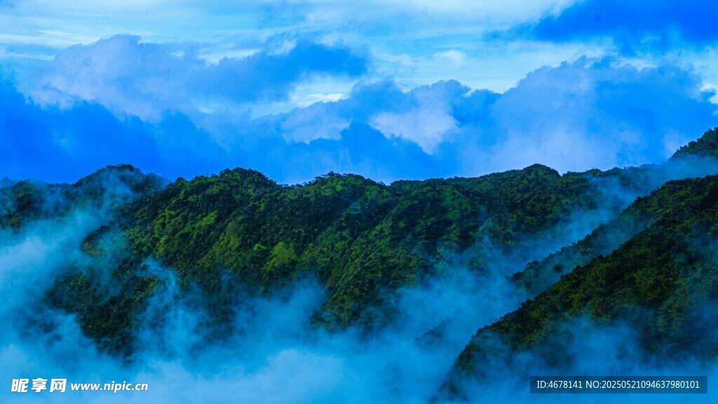 云雾缭绕的壮美山峦