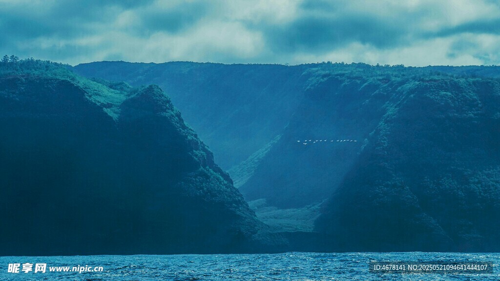 壮丽山水间的静谧湖景