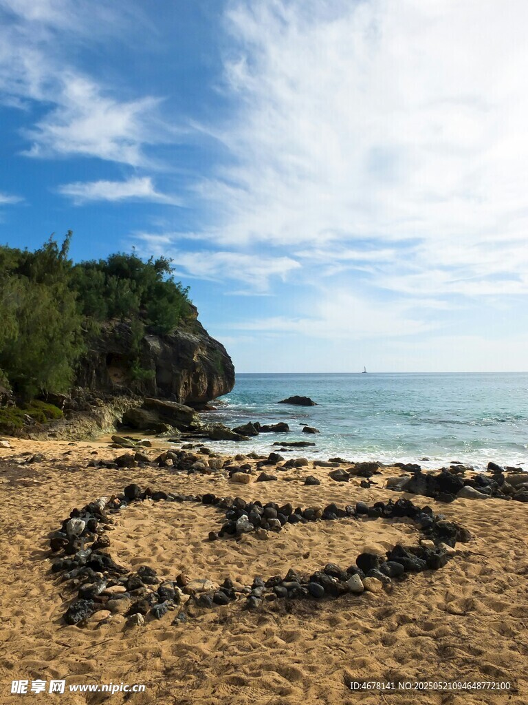 海边沙滩上的心形海草图案
