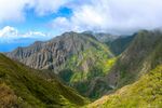 壮美山峦与蓝天碧海景观