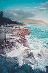 海浪拍击岸边礁石美景