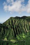翠绿山峦与蓝天白云美景