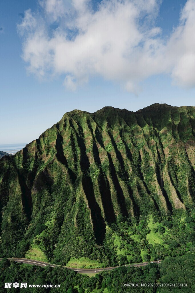 翠绿山峦与蓝天白云美景