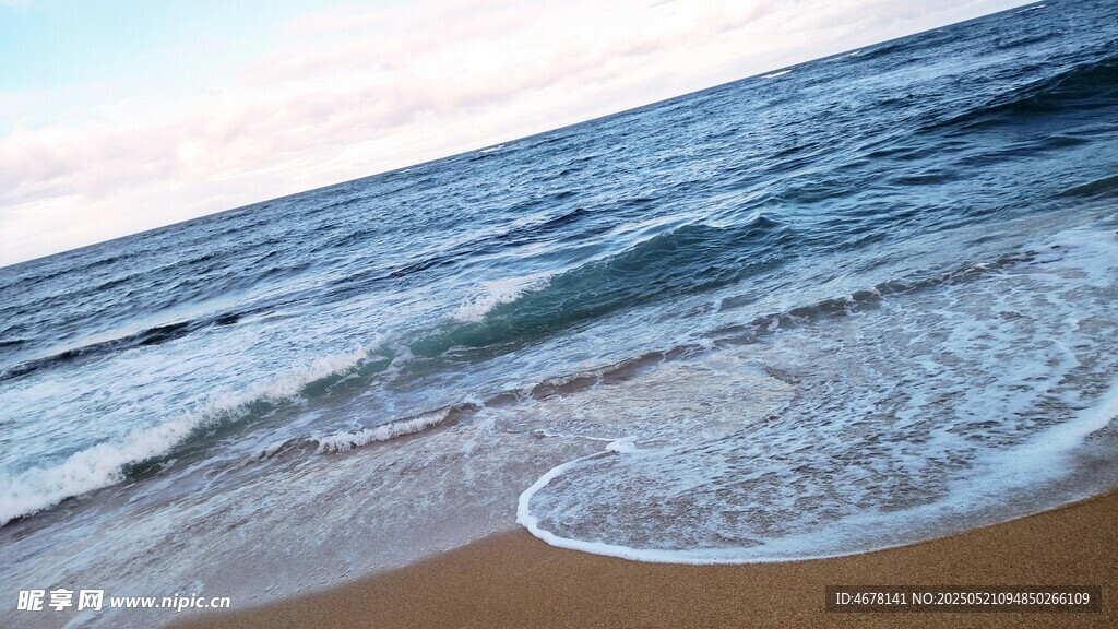 海边沙滩上的翻涌海浪