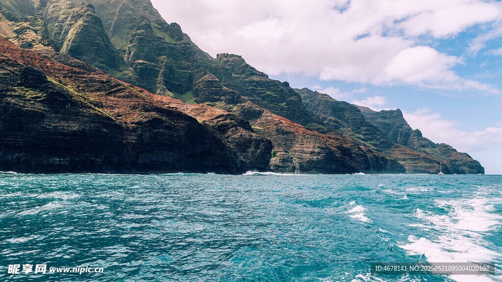 碧海蓝天间的壮丽海岸