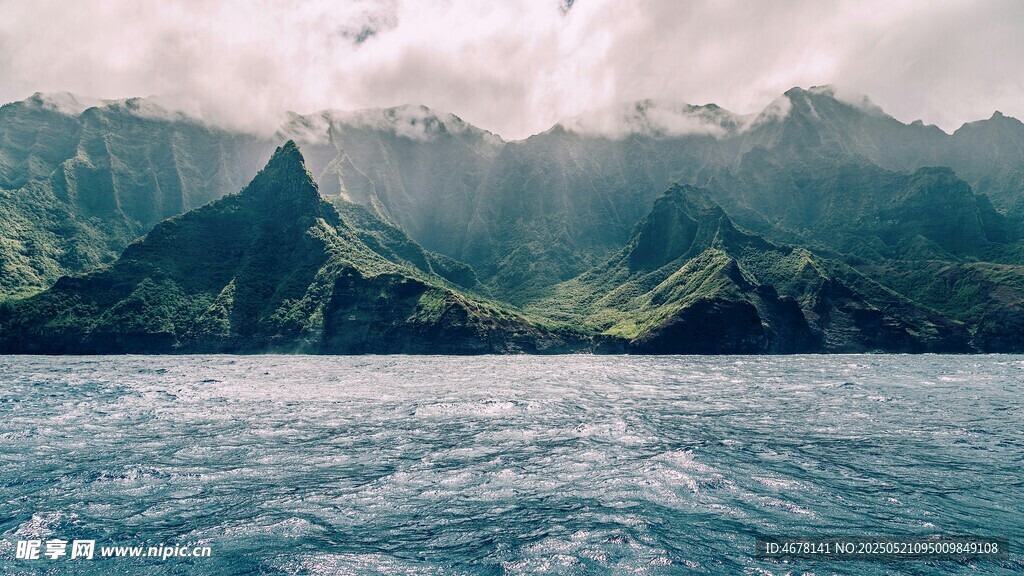 海上青山云雾缭绕美景