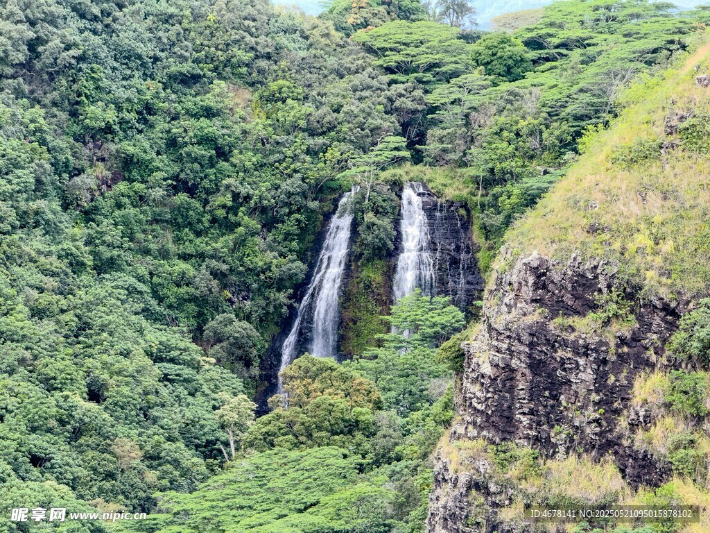 山间瀑布下的葱郁景致