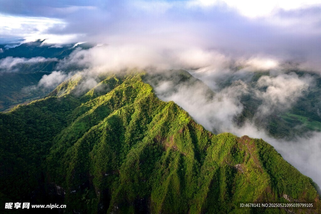 云雾缭绕的翠绿山峦