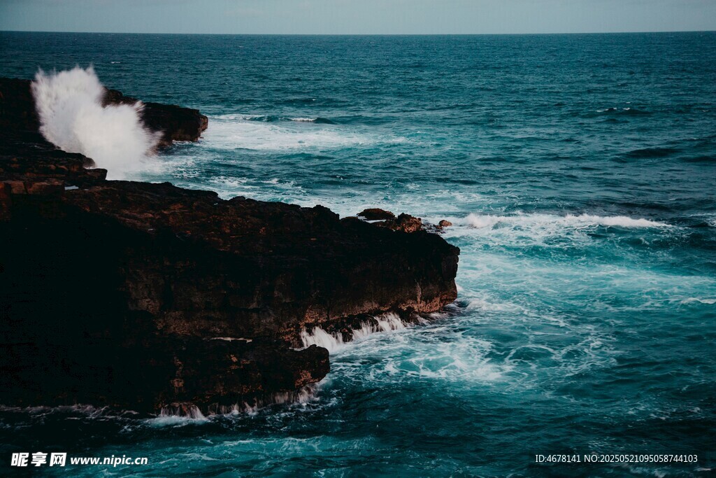 海浪拍击礁石的壮阔景象