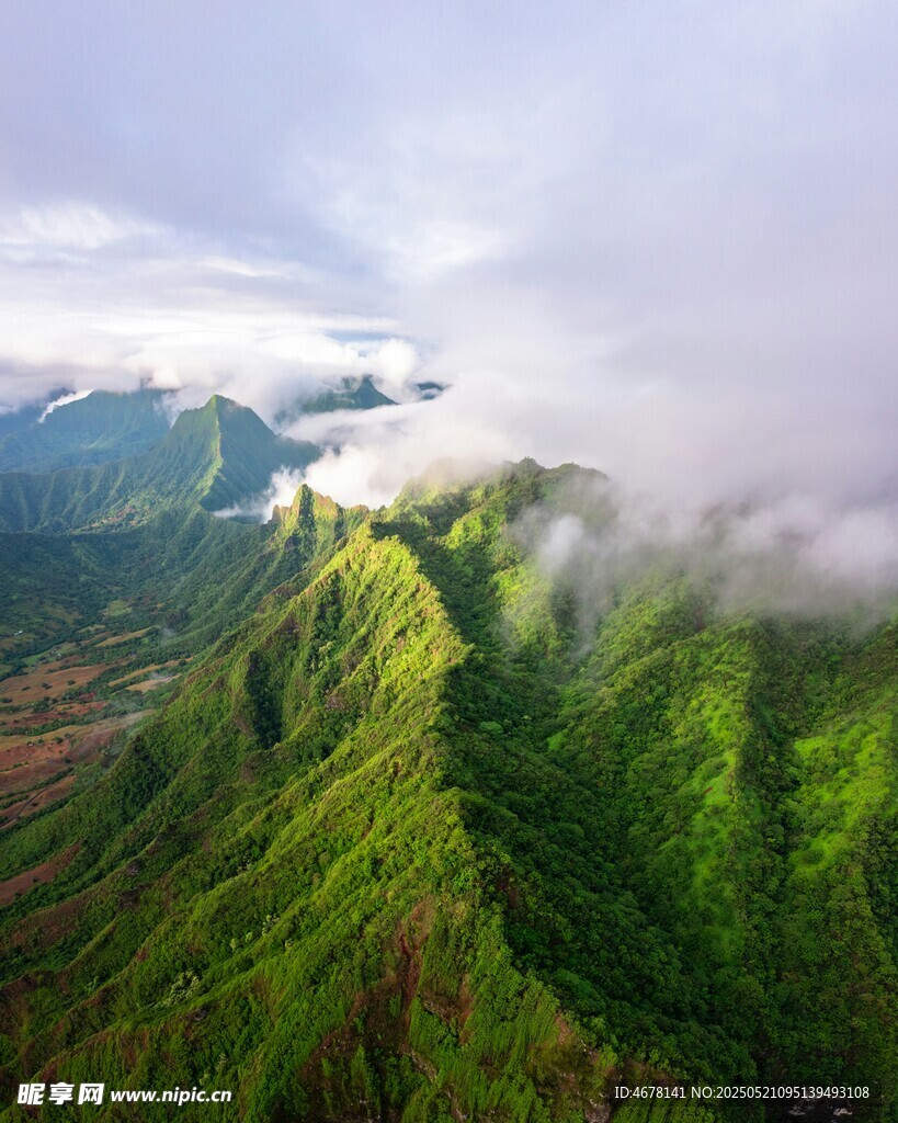 云雾缭绕的翠绿山峦