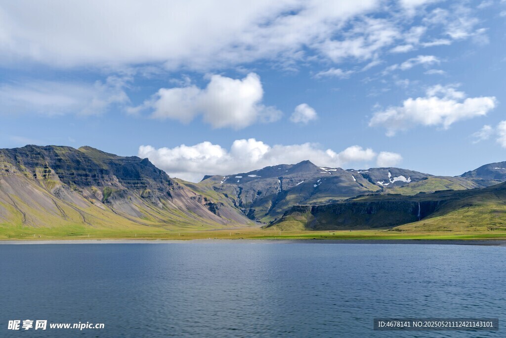 高山湖泊美景