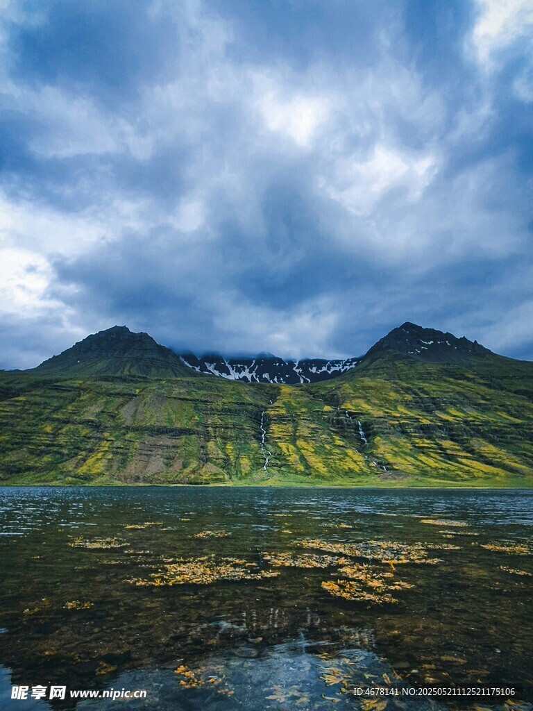 山间湖畔美景