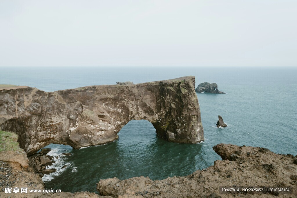 海边天然石拱门景观
