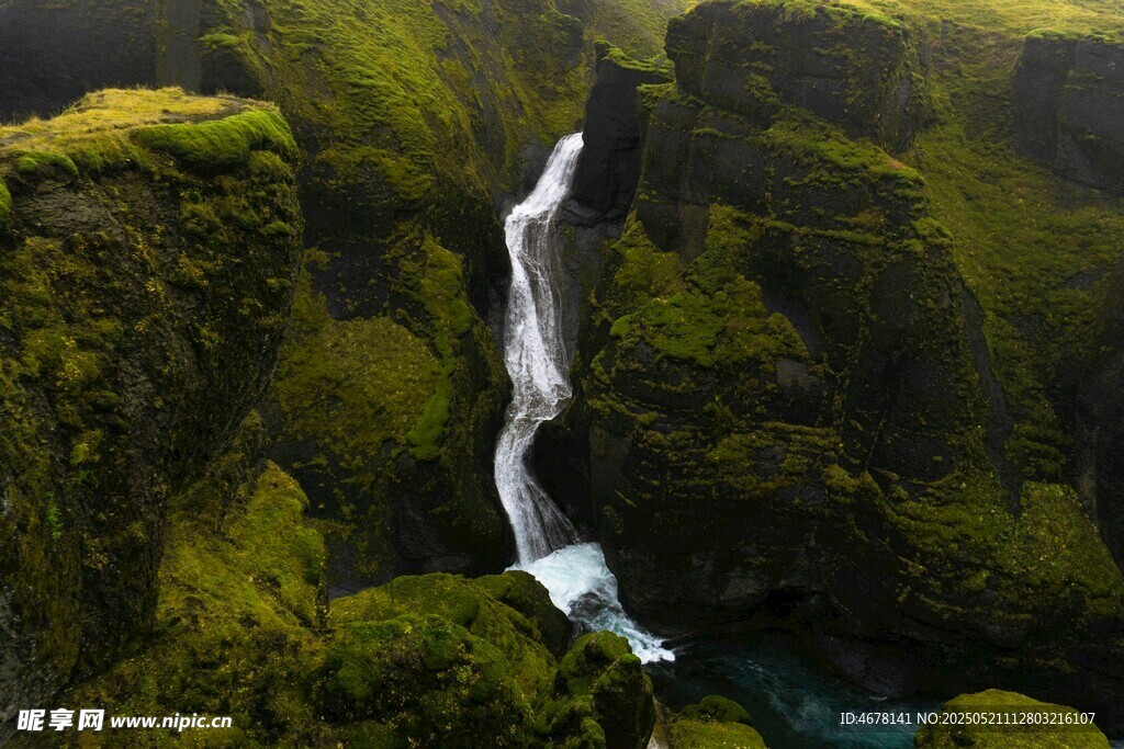 山间飞瀑绿意盎然的美景